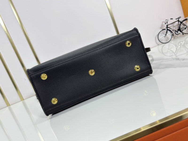 【AT9320】クラシックモノグラムキャンバスと小牛革製On My Sideハンドバッグ | LV