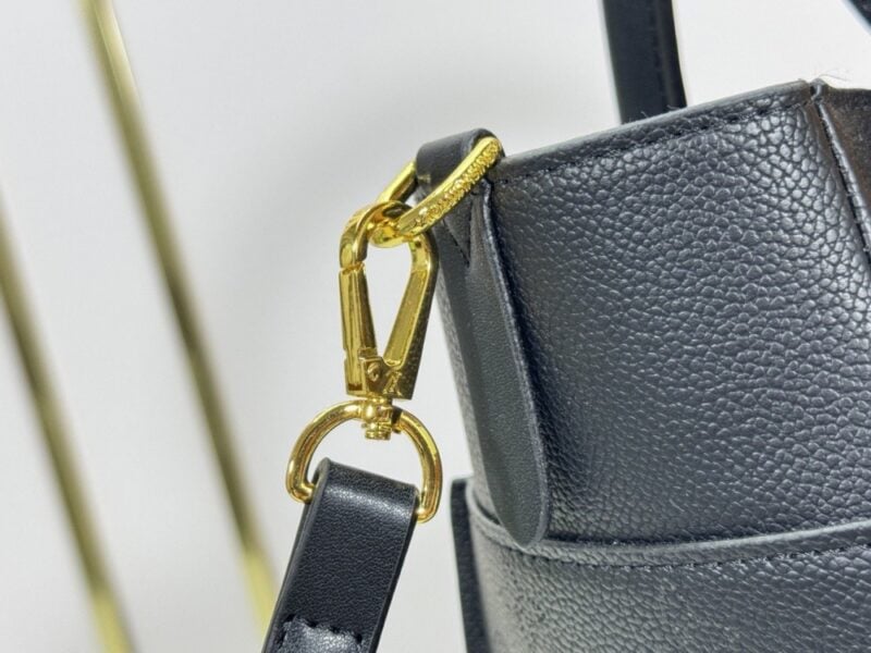 【AT9320】クラシックモノグラムキャンバスと小牛革製On My Sideハンドバッグ | LV