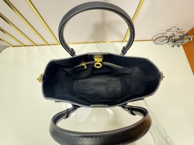 【AT9320】クラシックモノグラムキャンバスと小牛革製On My Sideハンドバッグ | LV