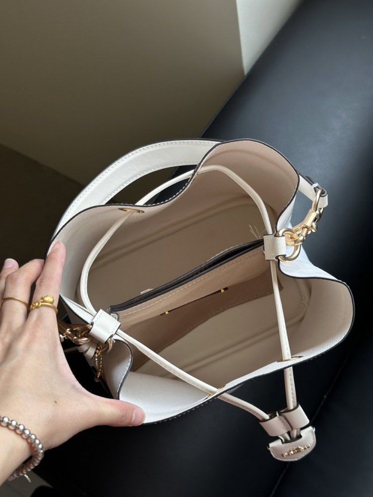 【AT9322】Coach クラシックなグレーシャーホワイトバケットバッグ | Coach
