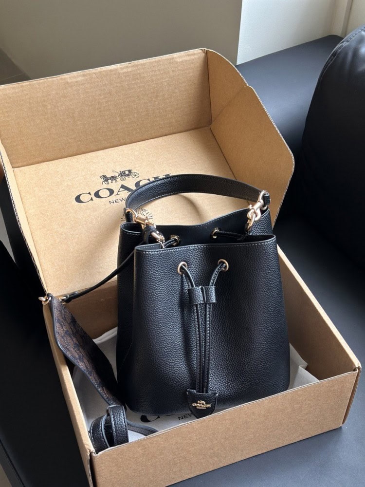 【AT9323】Coachクラシックなバケットバッグ レザー製 黒 肩掛け可能 | Coach