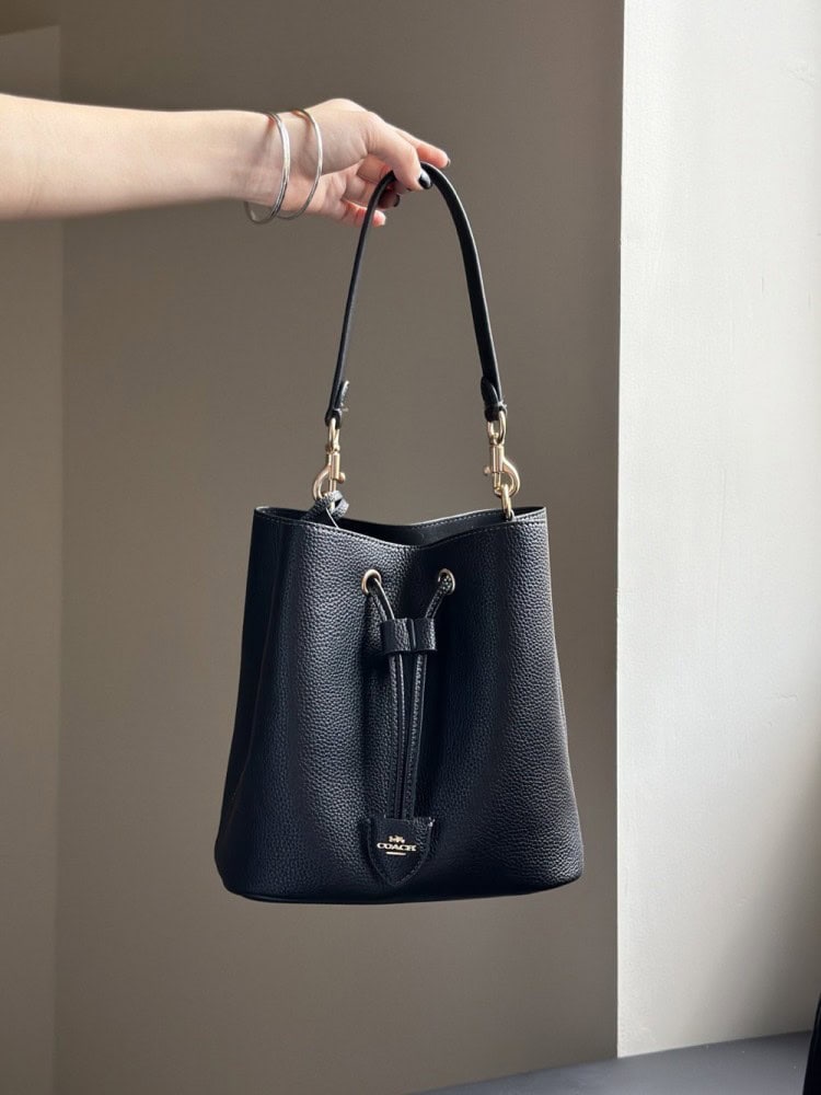 【AT9323】Coachクラシックなバケットバッグ レザー製 黒 肩掛け可能 | Coach