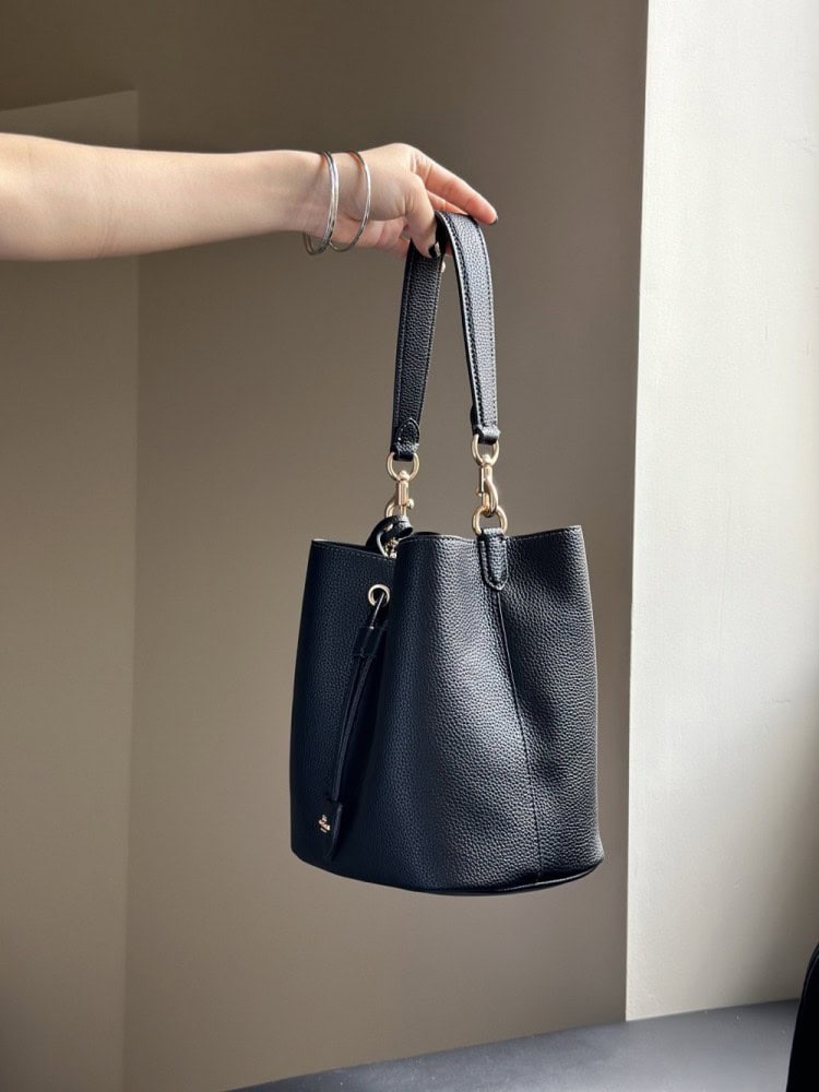 【AT9323】Coachクラシックなバケットバッグ レザー製 黒 肩掛け可能 | Coach