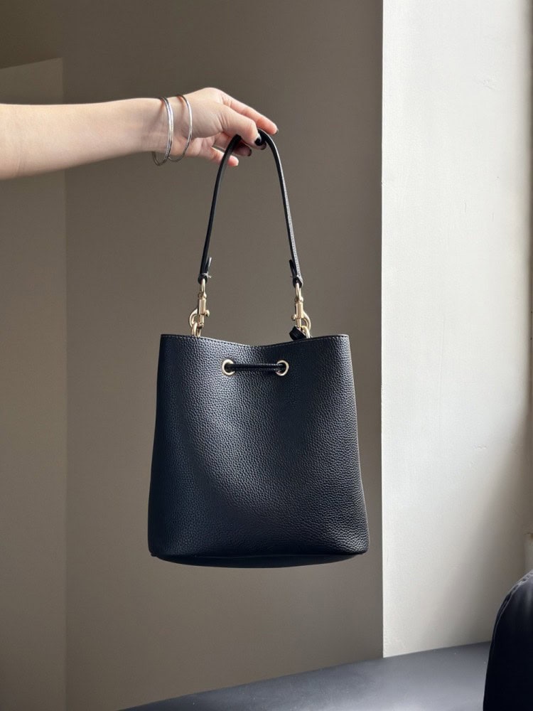 【AT9323】Coachクラシックなバケットバッグ レザー製 黒 肩掛け可能 | Coach