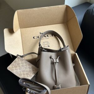 【AT9324】Coach（コーチ）グレーレザーバケツバッグ、都会のエレガンスと実用性の完璧な融合 | Coach New York