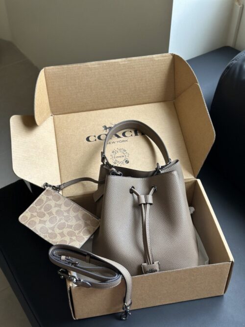 【AT9324】Coach（コーチ）グレーレザーバケツバッグ、都会のエレガンスと実用性の完璧な融合 | Coach New York