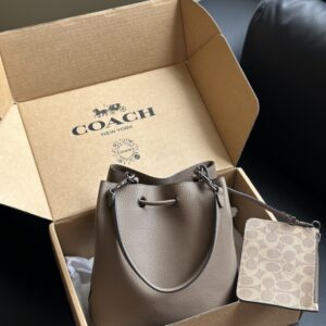 【AT9324】Coach（コーチ）グレーレザーバケツバッグ、都会のエレガンスと実用性の完璧な融合 | Coach New York