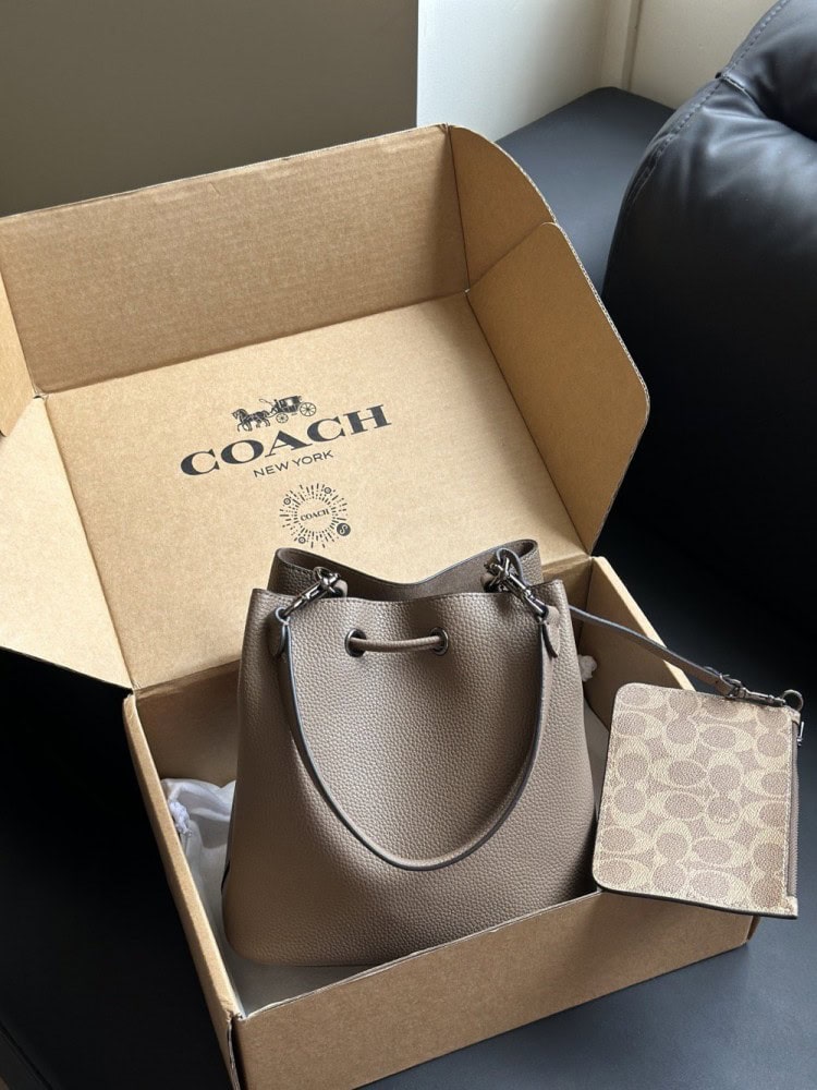 【AT9324】Coach（コーチ）グレーレザーバケツバッグ、都会のエレガンスと実用性の完璧な融合 | Coach New York