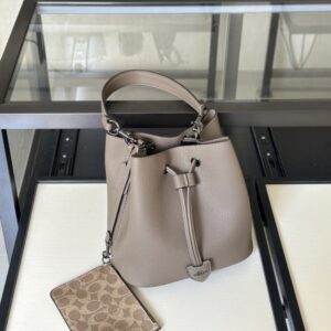 【AT9324】Coach（コーチ）グレーレザーバケツバッグ、都会のエレガンスと実用性の完璧な融合 | Coach New York