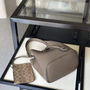 【AT9324】Coach（コーチ）グレーレザーバケツバッグ、都会のエレガンスと実用性の完璧な融合 | Coach New York