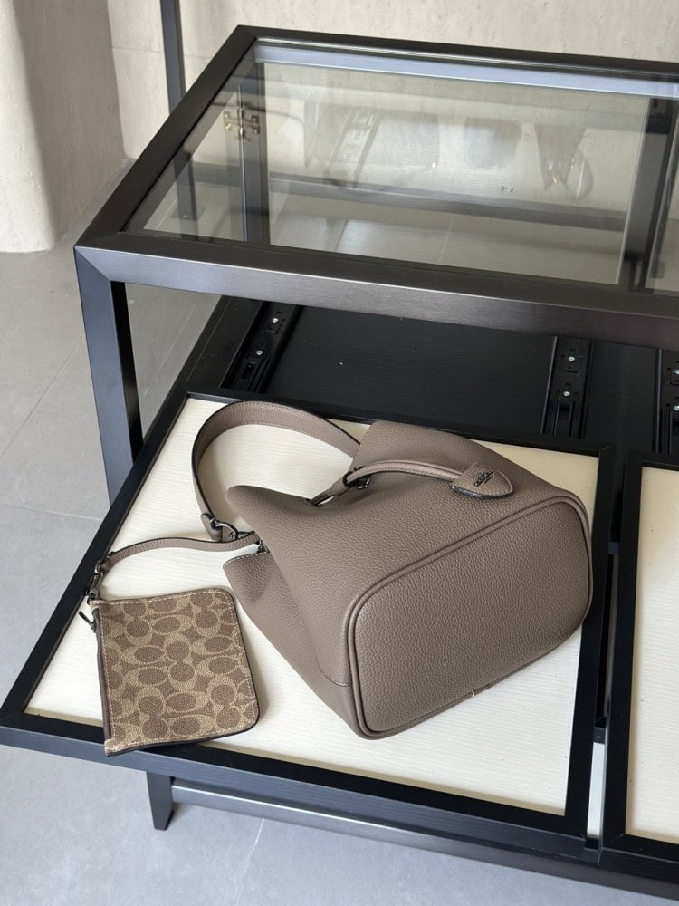 【AT9324】Coach（コーチ）グレーレザーバケツバッグ、都会のエレガンスと実用性の完璧な融合 | Coach New York