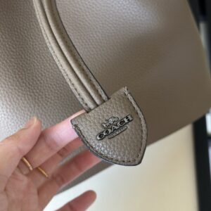 【AT9324】Coach（コーチ）グレーレザーバケツバッグ、都会のエレガンスと実用性の完璧な融合 | Coach New York