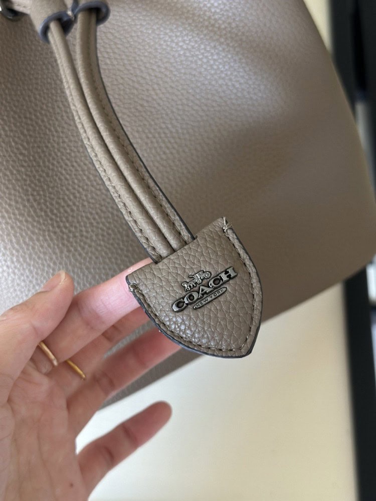 【AT9324】Coach（コーチ）グレーレザーバケツバッグ、都会のエレガンスと実用性の完璧な融合 | Coach New York