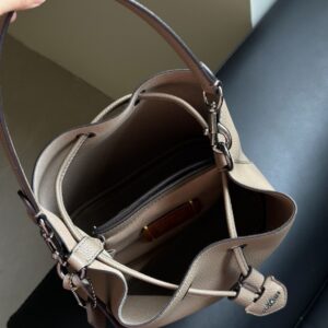 【AT9324】Coach（コーチ）グレーレザーバケツバッグ、都会のエレガンスと実用性の完璧な融合 | Coach New York
