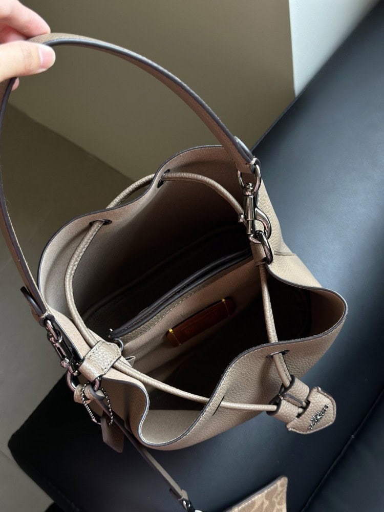 【AT9324】Coach（コーチ）グレーレザーバケツバッグ、都会のエレガンスと実用性の完璧な融合 | Coach New York