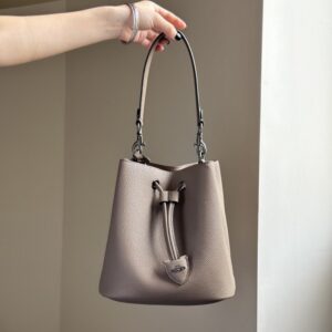 【AT9324】Coach（コーチ）グレーレザーバケツバッグ、都会のエレガンスと実用性の完璧な融合 | Coach New York