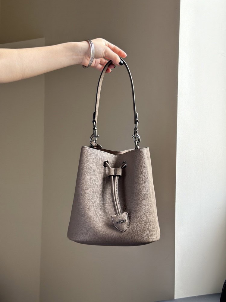 【AT9324】Coach（コーチ）グレーレザーバケツバッグ、都会のエレガンスと実用性の完璧な融合 | Coach New York