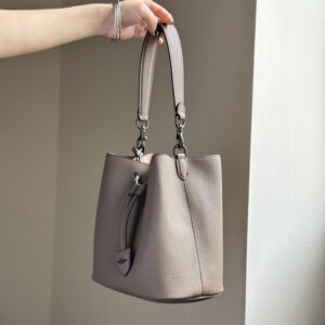 【AT9324】Coach（コーチ）グレーレザーバケツバッグ、都会のエレガンスと実用性の完璧な融合 | Coach New York