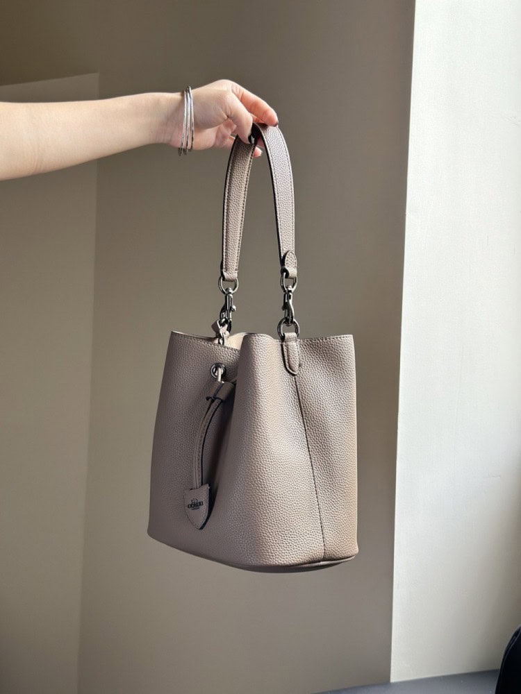 【AT9324】Coach（コーチ）グレーレザーバケツバッグ、都会のエレガンスと実用性の完璧な融合 | Coach New York