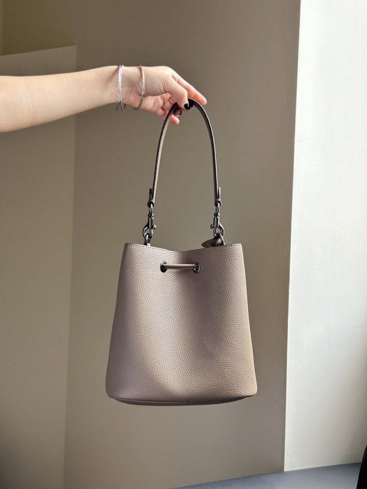 【AT9324】Coach（コーチ）グレーレザーバケツバッグ、都会のエレガンスと実用性の完璧な融合 | Coach New York