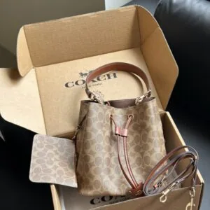 【AT9325】Coach(コーチ)モノグラム柄バケツバッグ、エレガントで贅沢なデザイン | Coach New York