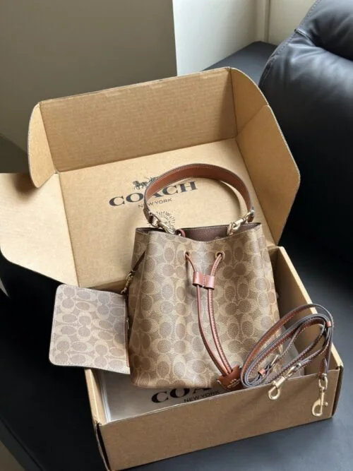 【AT9325】Coach(コーチ)モノグラム柄バケツバッグ、エレガントで贅沢なデザイン | Coach New York