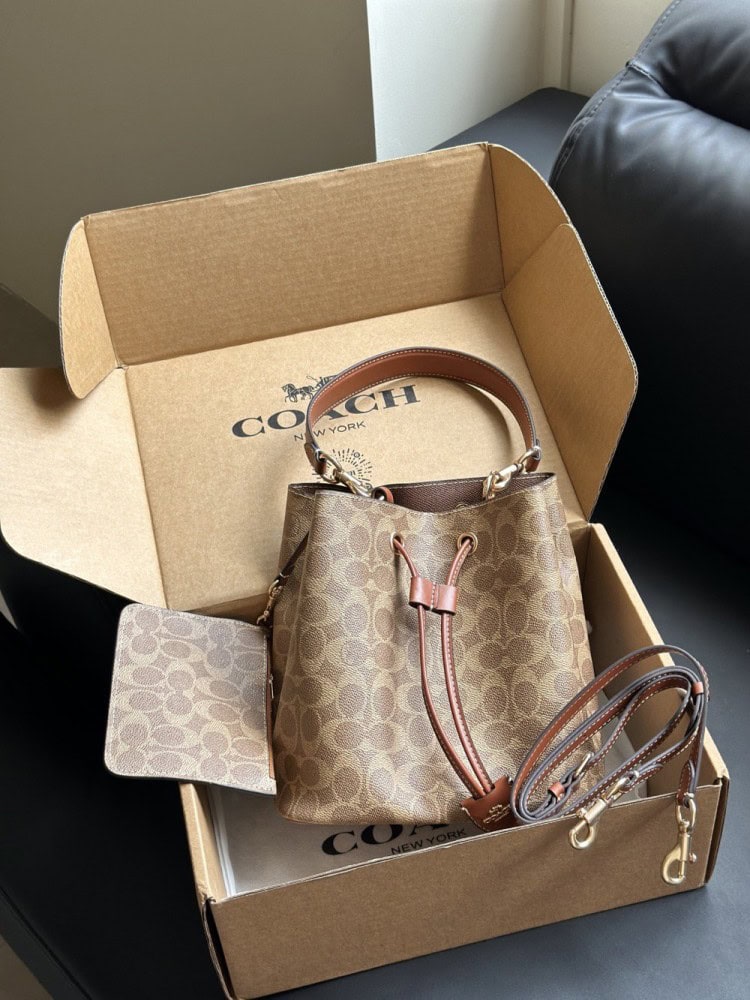 【AT9325】Coach(コーチ)モノグラム柄バケツバッグ、エレガントで贅沢なデザイン | Coach New York