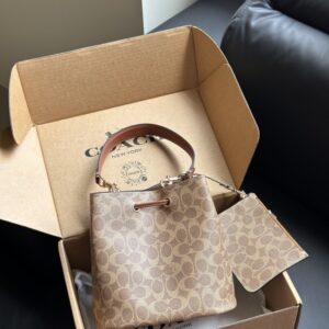 【AT9325】Coach(コーチ)モノグラム柄バケツバッグ、エレガントで贅沢なデザイン | Coach New York