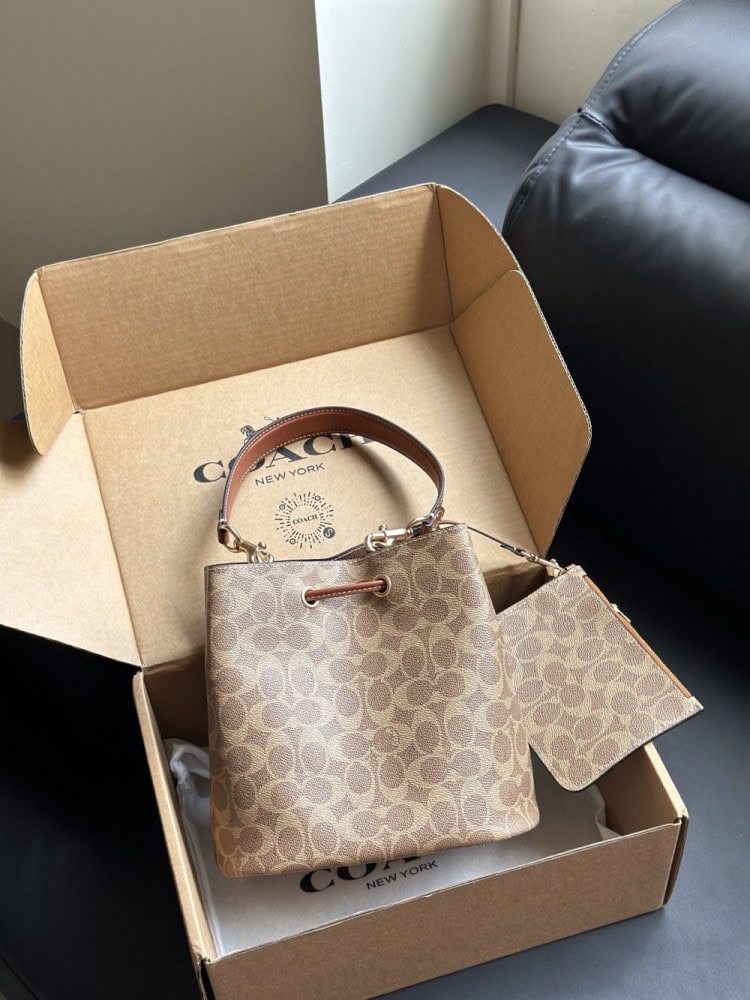 【AT9325】Coach(コーチ)モノグラム柄バケツバッグ、エレガントで贅沢なデザイン | Coach New York