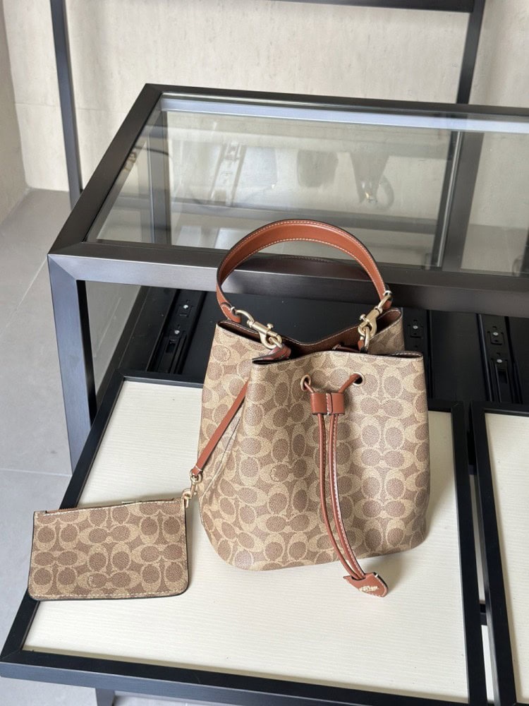 【AT9325】Coach(コーチ)モノグラム柄バケツバッグ、エレガントで贅沢なデザイン | Coach New York