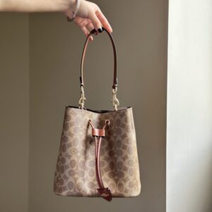 【AT9325】Coach(コーチ)モノグラム柄バケツバッグ、エレガントで贅沢なデザイン | Coach New York