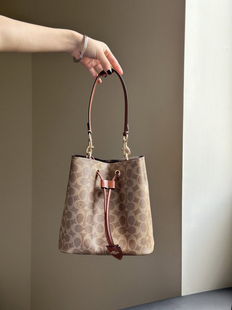 【AT9325】Coach(コーチ)モノグラム柄バケツバッグ、エレガントで贅沢なデザイン | Coach New York