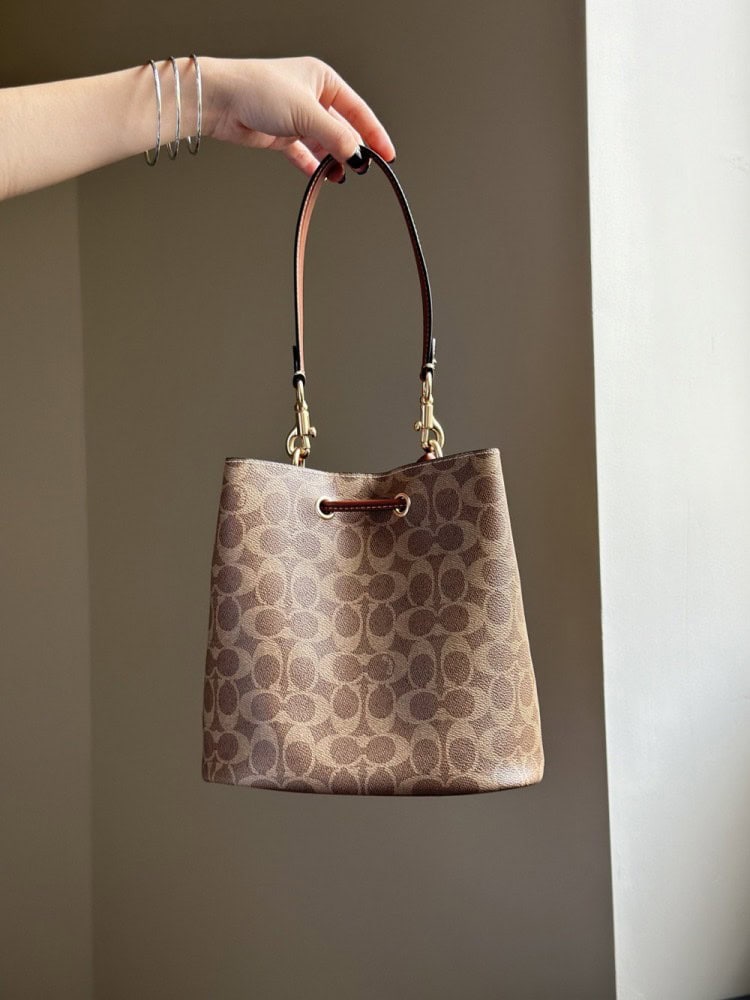【AT9325】Coach(コーチ)モノグラム柄バケツバッグ、エレガントで贅沢なデザイン | Coach New York