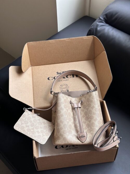 【AT9326】Coachのクラシックなモノグラム柄バケツバッグ - 都市の必需品 | Coach New York