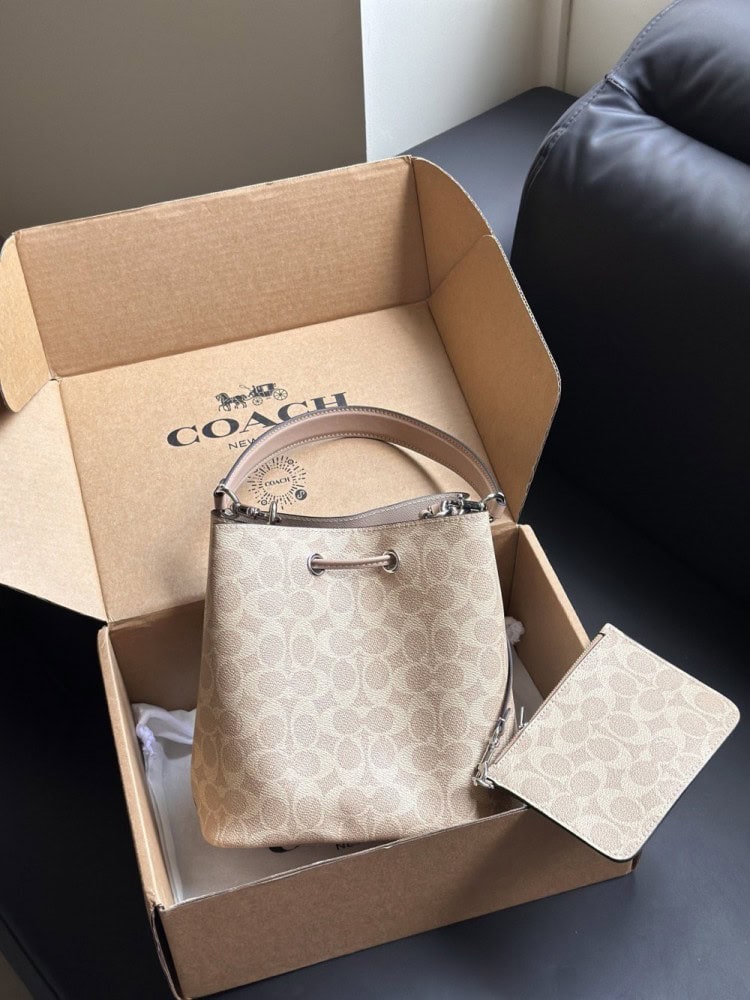 【AT9326】Coachのクラシックなモノグラム柄バケツバッグ - 都市の必需品 | Coach New York