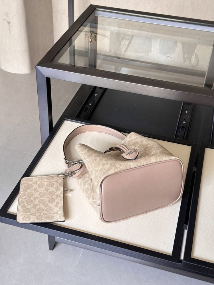 【AT9326】Coachのクラシックなモノグラム柄バケツバッグ - 都市の必需品 | Coach New York