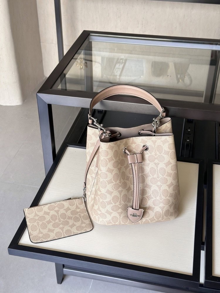 【AT9326】Coachのクラシックなモノグラム柄バケツバッグ - 都市の必需品 | Coach New York