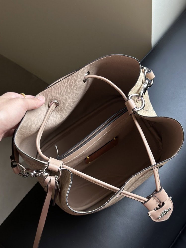 【AT9326】Coachのクラシックなモノグラム柄バケツバッグ - 都市の必需品 | Coach New York
