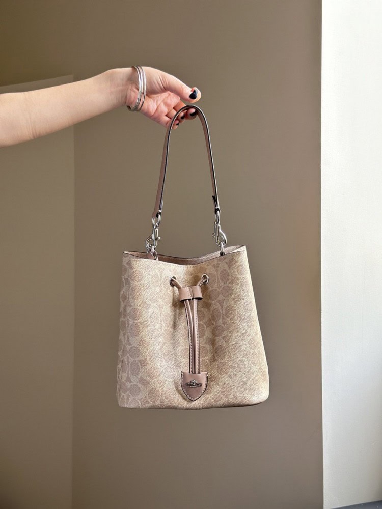 【AT9326】Coachのクラシックなモノグラム柄バケツバッグ - 都市の必需品 | Coach New York
