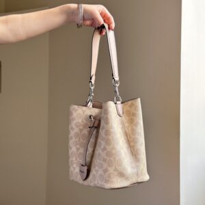 【AT9326】Coachのクラシックなモノグラム柄バケツバッグ - 都市の必需品 | Coach New York