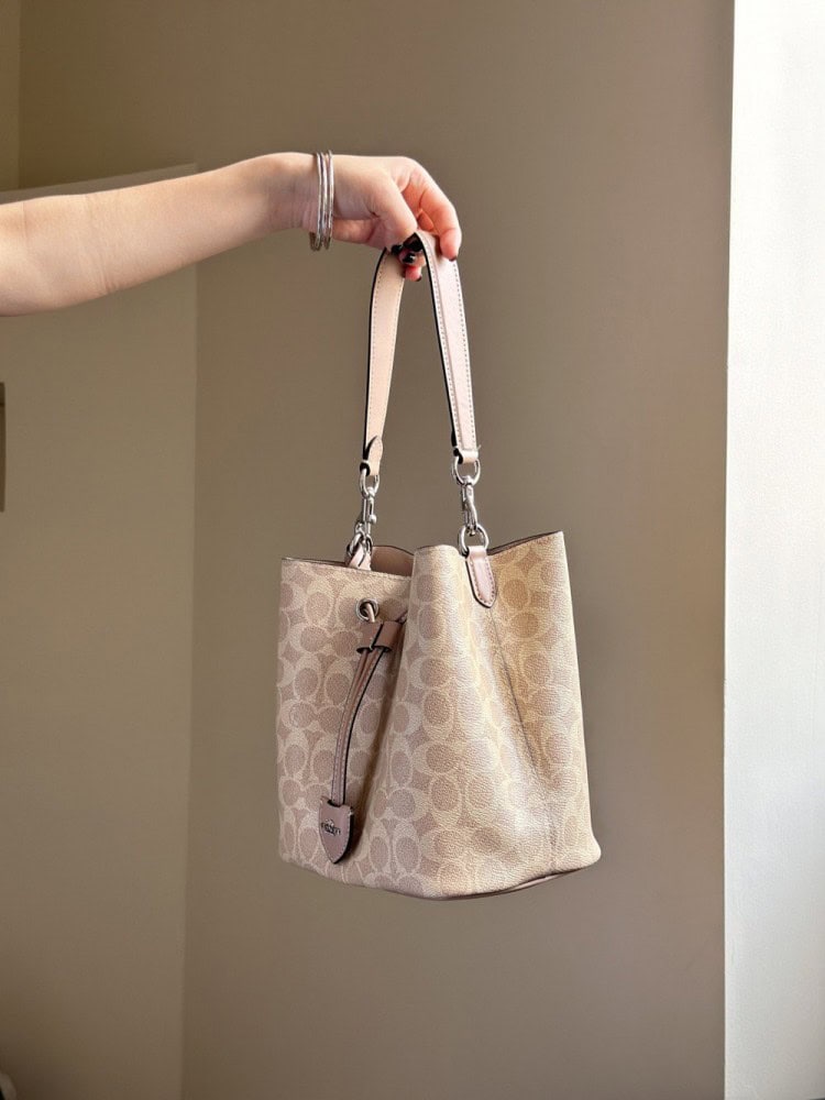 【AT9326】Coachのクラシックなモノグラム柄バケツバッグ - 都市の必需品 | Coach New York