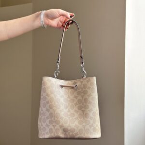 【AT9326】Coachのクラシックなモノグラム柄バケツバッグ - 都市の必需品 | Coach New York