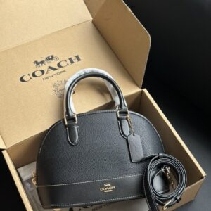 【AT9327】Coach（コーチ）の高級牛革半円形ハンドバッグ - 都会の女性のためのエレガントなファッションアクセサリー | Coach New York