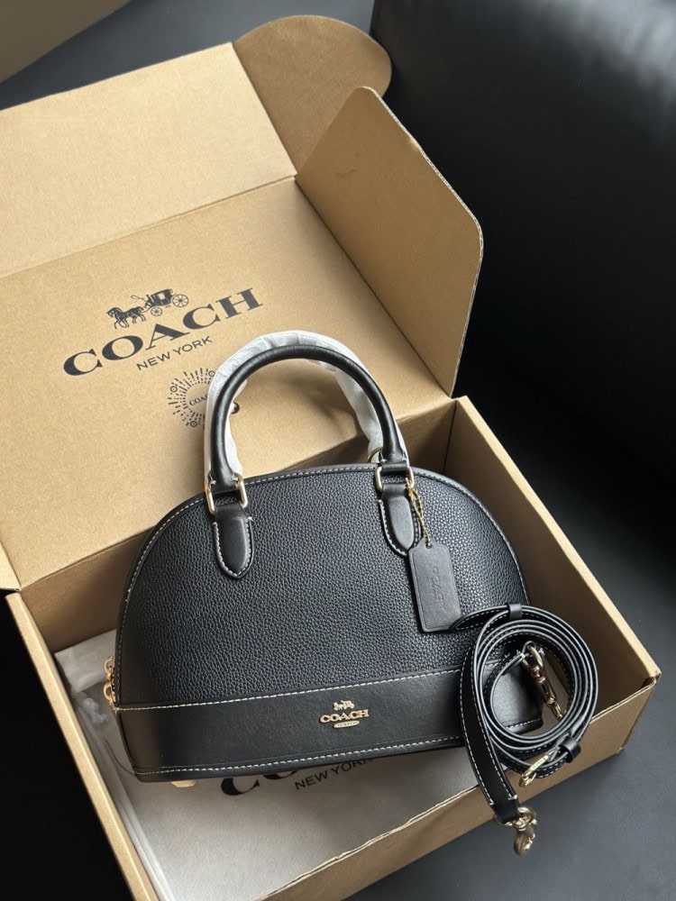 【AT9327】Coach（コーチ）の高級牛革半円形ハンドバッグ - 都会の女性のためのエレガントなファッションアクセサリー | Coach New York