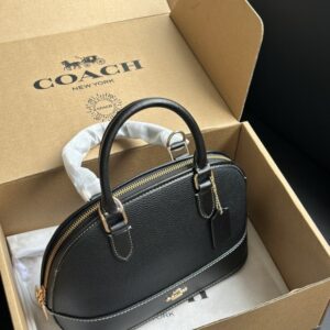 【AT9327】Coach（コーチ）の高級牛革半円形ハンドバッグ - 都会の女性のためのエレガントなファッションアクセサリー | Coach New York