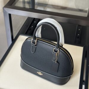 【AT9327】Coach（コーチ）の高級牛革半円形ハンドバッグ - 都会の女性のためのエレガントなファッションアクセサリー | Coach New York