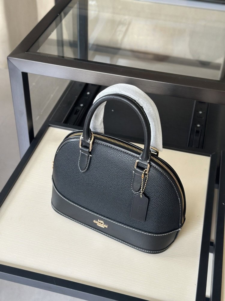 【AT9327】Coach（コーチ）の高級牛革半円形ハンドバッグ - 都会の女性のためのエレガントなファッションアクセサリー | Coach New York