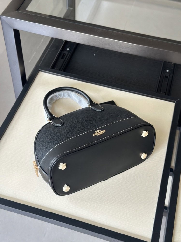 【AT9327】Coach（コーチ）の高級牛革半円形ハンドバッグ - 都会の女性のためのエレガントなファッションアクセサリー | Coach New York