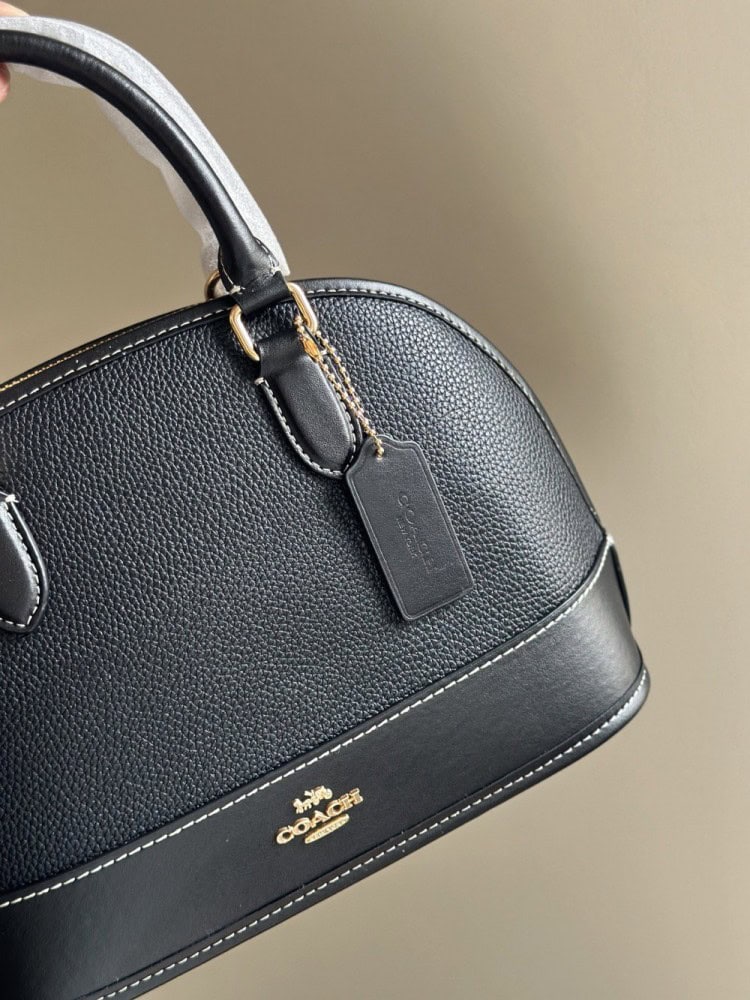 【AT9327】Coach（コーチ）の高級牛革半円形ハンドバッグ - 都会の女性のためのエレガントなファッションアクセサリー | Coach New York