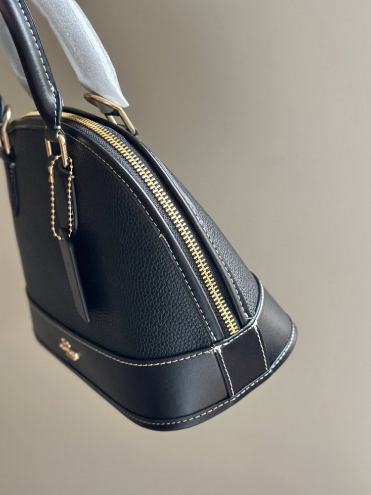 【AT9327】Coach（コーチ）の高級牛革半円形ハンドバッグ - 都会の女性のためのエレガントなファッションアクセサリー | Coach New York